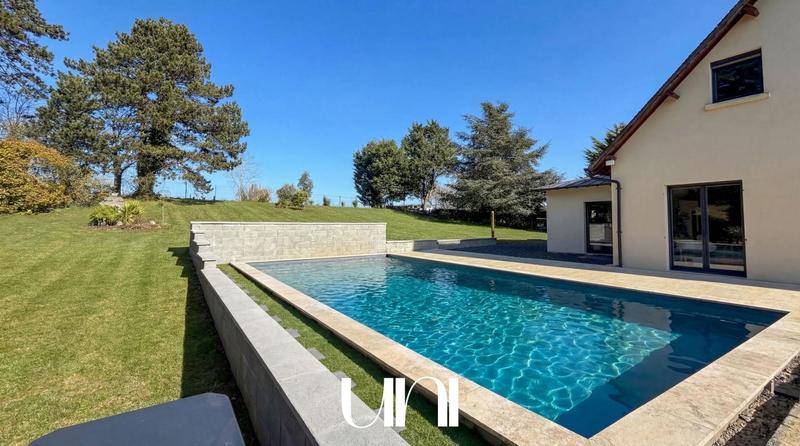 Maison - 215 m² - 6 pièces