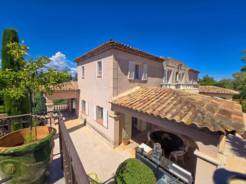 Villa - 329 m² - 6 pièces