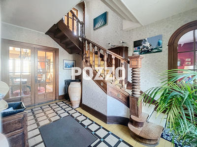 Maison - 239 m² - 9 pièces