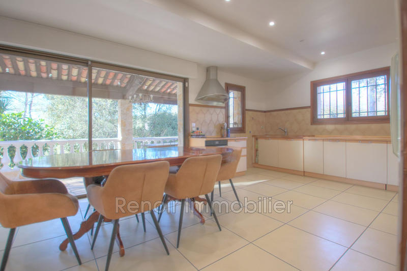 Propriété - 650 m²