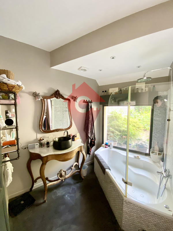 Maison - 210 m² - 8 pièces