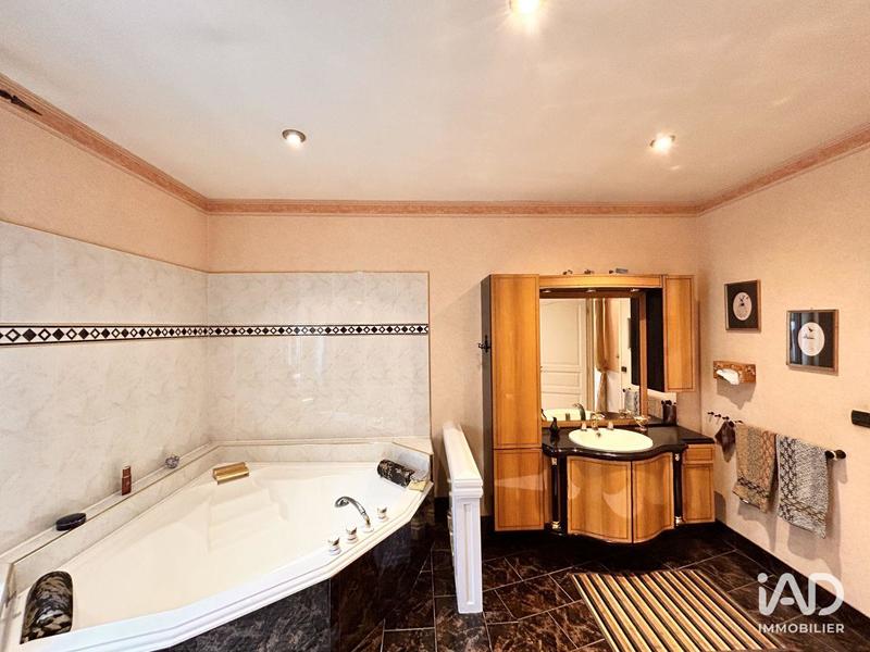 Maison - 265 m² - 10 pièces