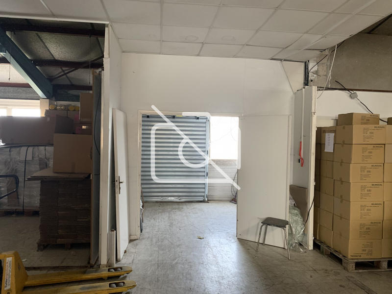 Entrepôt - 1 220 m²