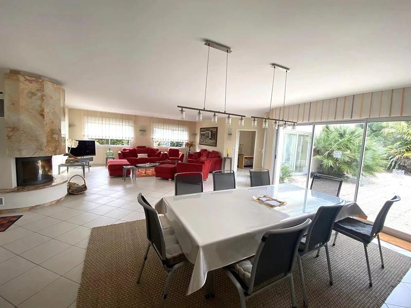 Maison - 240 m² - 6 pièces