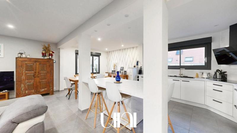 Maison - 208 m² - 9 pièces