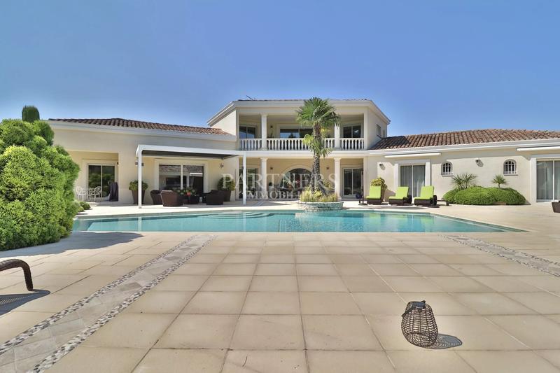 Maison - 320 m² - 8 pièces