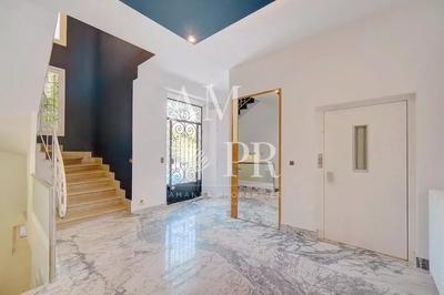 Villa - 289 m² - 8 pièces