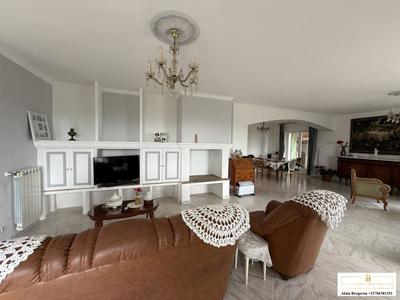 Maison - 220 m² - 5 pièces