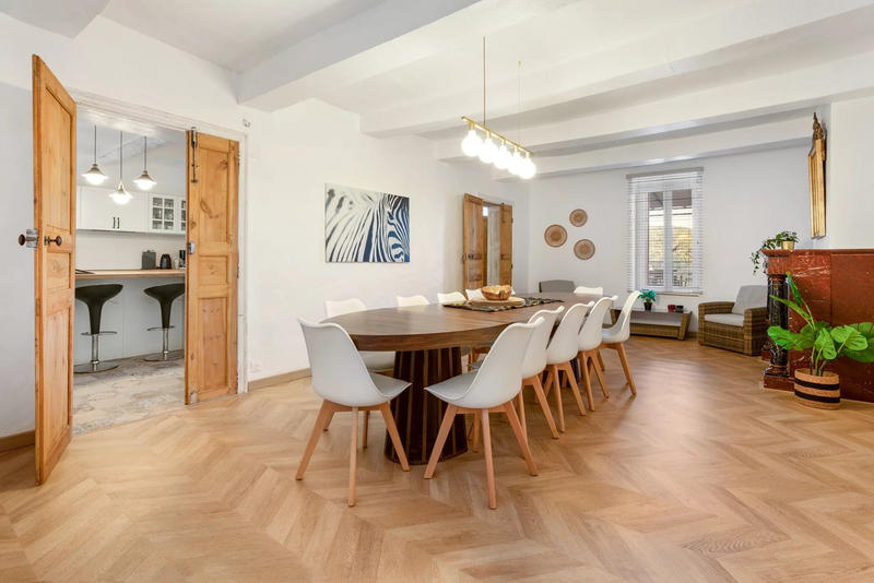 Maison - 330 m² - 10 pièces