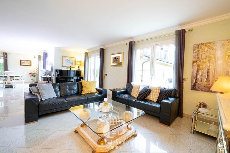 Maison traditionnelle - 274 m² - 8 pièces