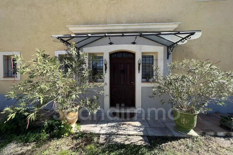 Villa - 213 m² - 6 pièces