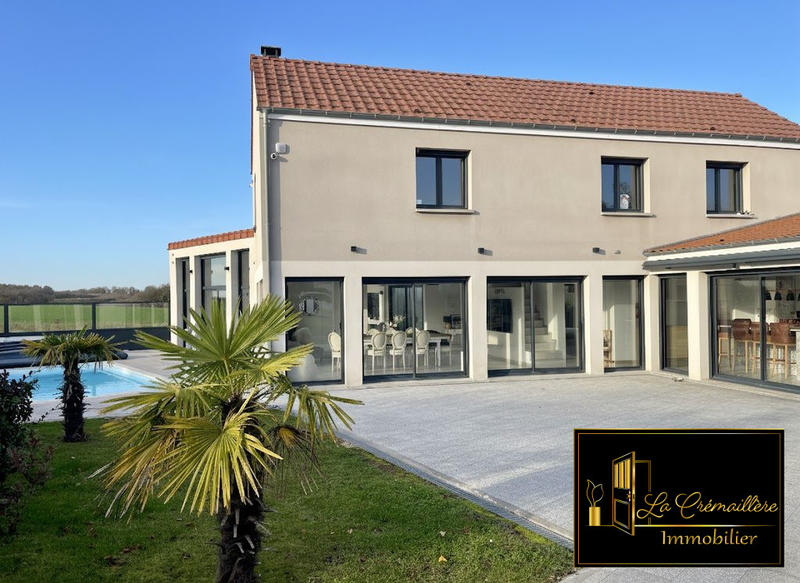 Maison - 270 m² - 9 pièces