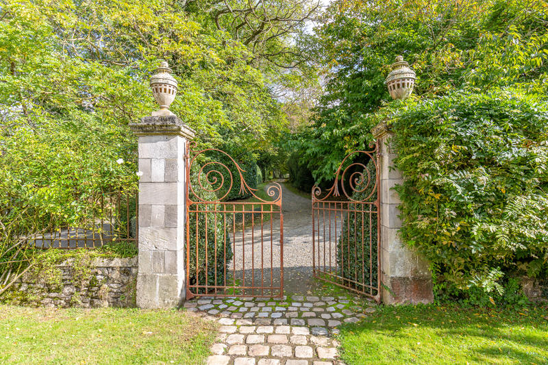 Château - 1 302 m² - 25 pièces