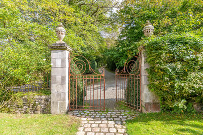 Château - 1 302 m² - 25 pièces