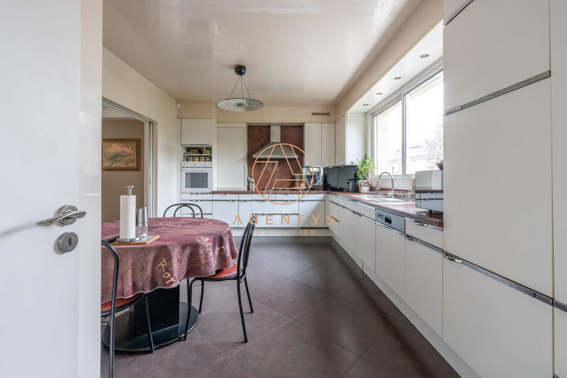 Maison - 205 m² - 8 pièces