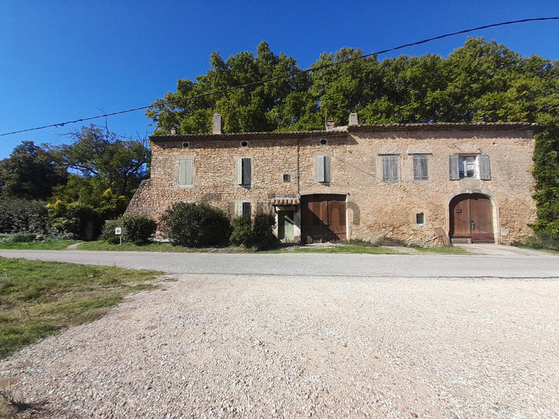 Propriété - 1 000 m² - 30 pièces