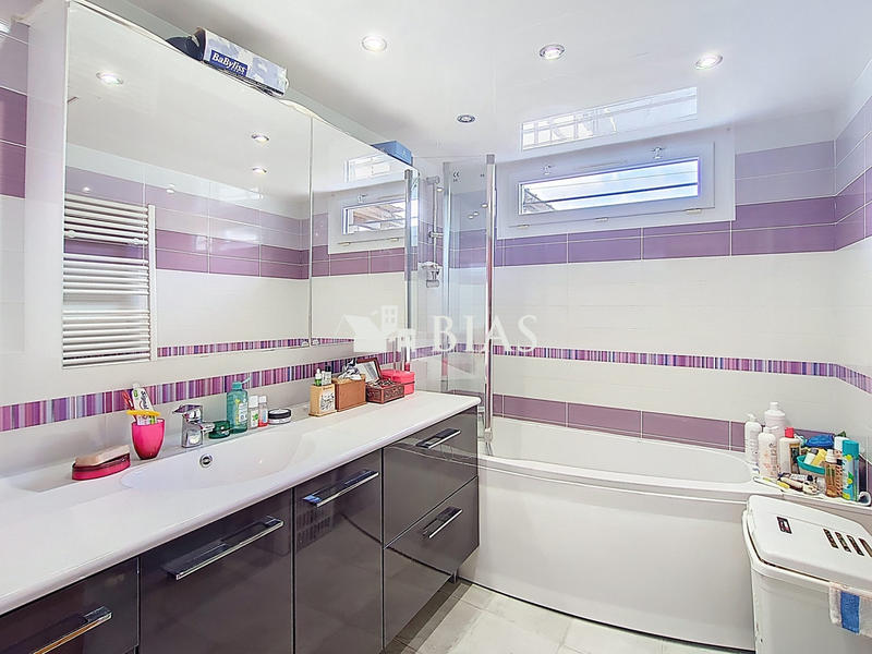 Maison traditionnelle - 180 m² - 7 pièces