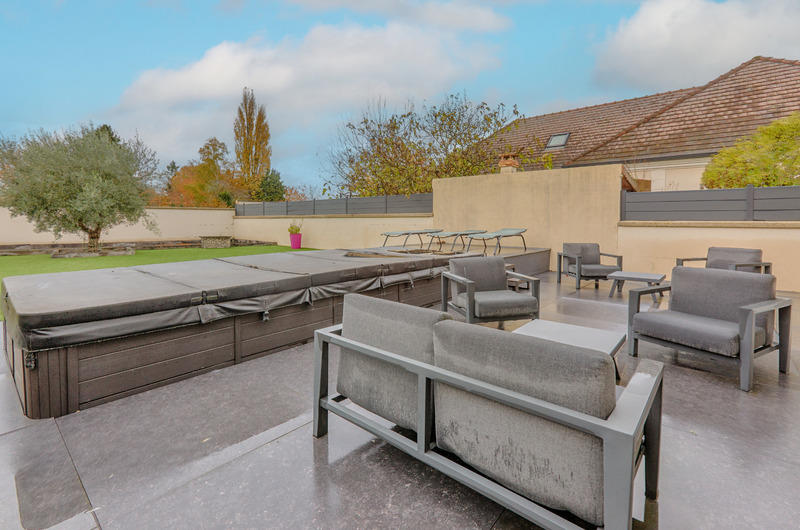 Maison - 240 m² - 7 pièces