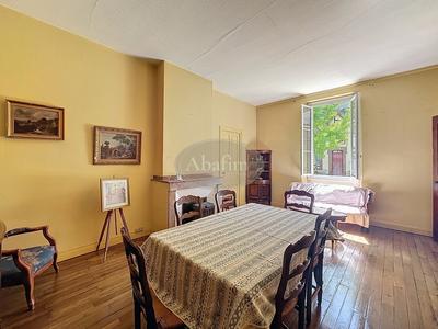 Maison - 230 m² - 8 pièces