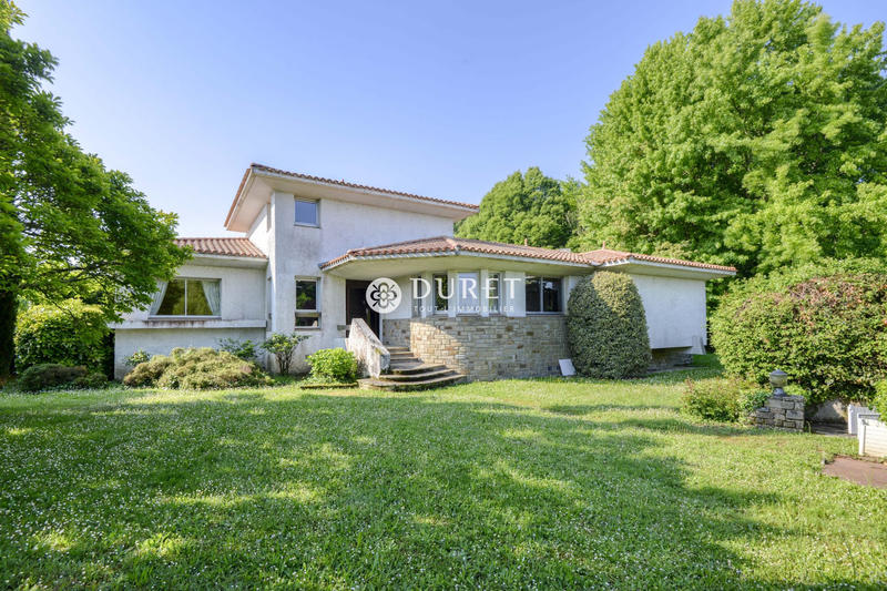 Villa - 236 m² - 8 pièces