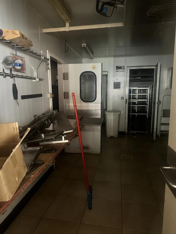 Local commercial - 150 m² - 4 pièces