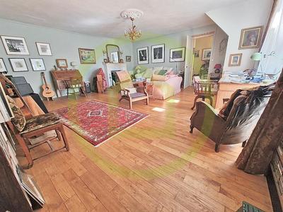 Maison - 281 m² - 11 pièces