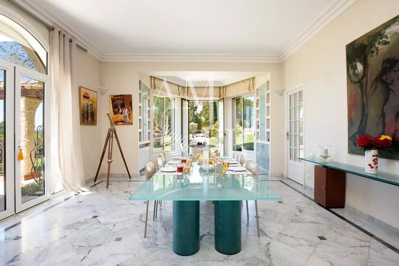 Villa - 355 m² - 8 pièces