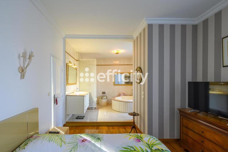 Maison - 223 m² - 9 pièces