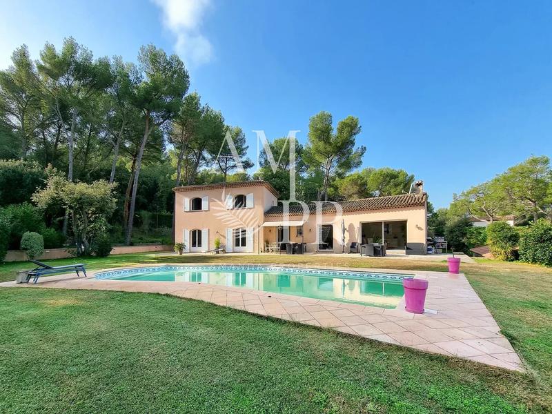 Villa - 215 m² - 8 pièces