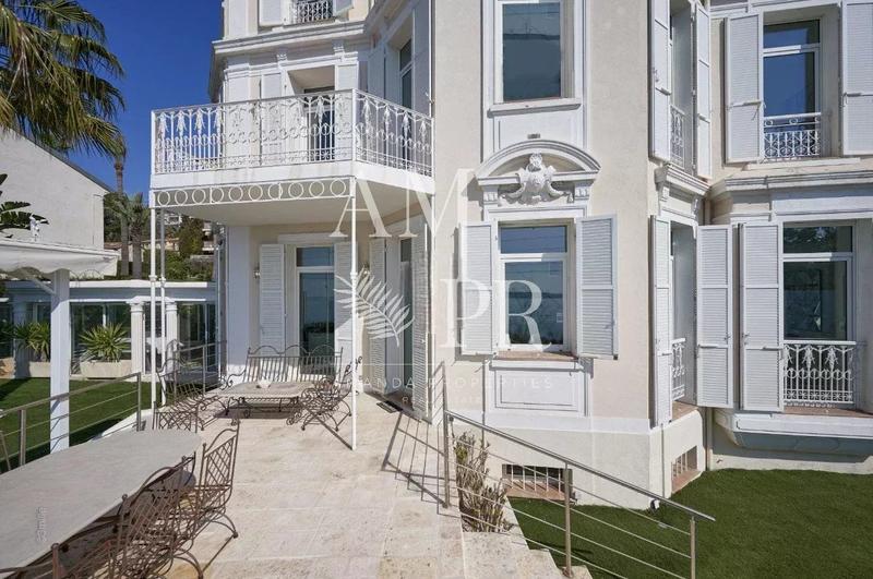 Villa - 230 m² - 6 pièces