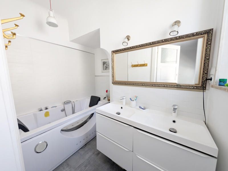 Maison - 220 m² - 9 pièces