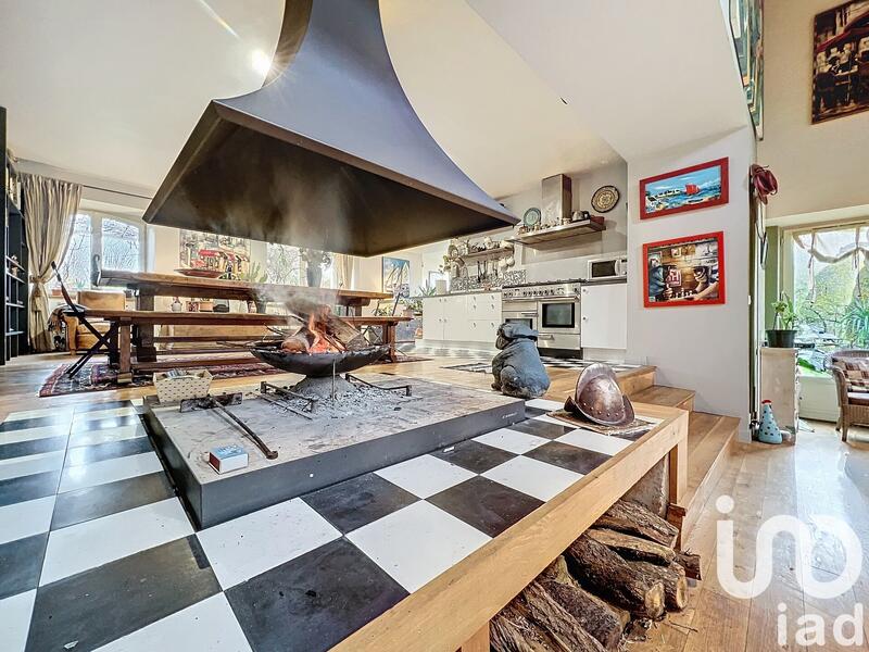 Maison - 230 m² - 9 pièces