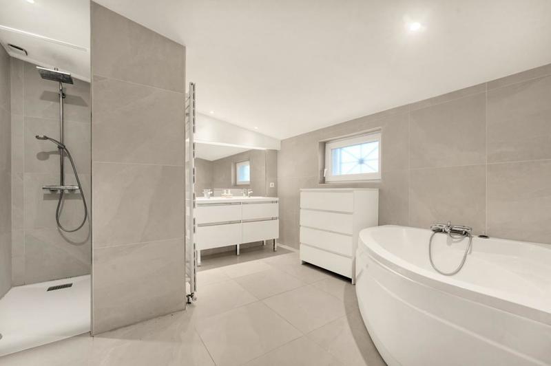 Maison - 240 m² - 6 pièces