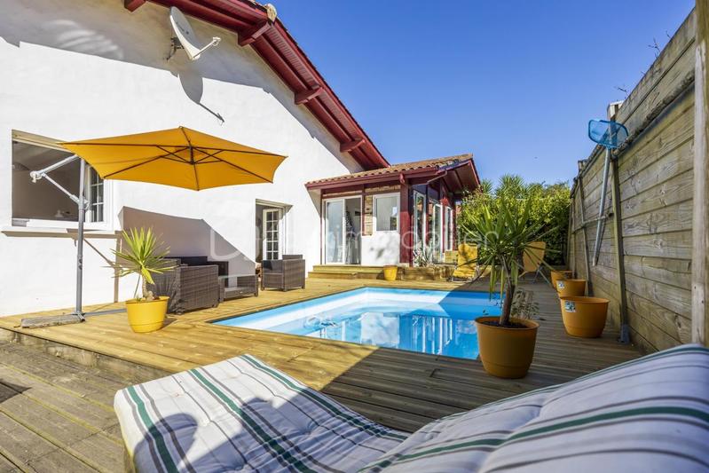 Maison - 250 m² - 9 pièces