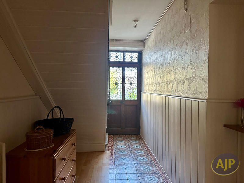 Maison - 220 m² - 7 pièces