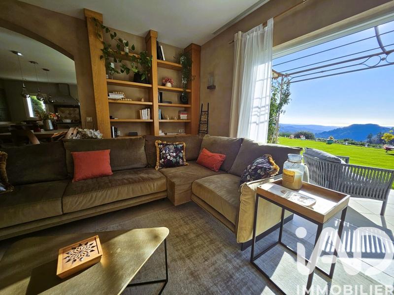 Maison - 240 m² - 5 pièces