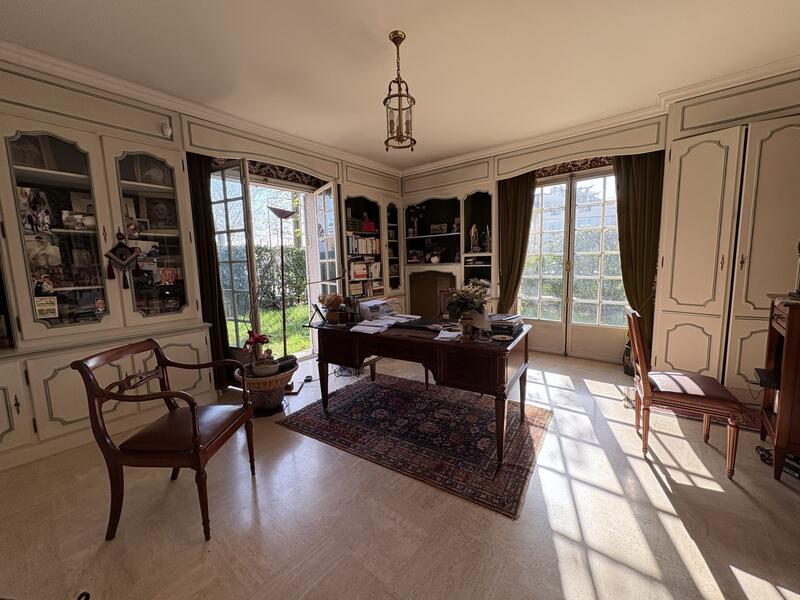 Maison - 241 m² - 8 pièces