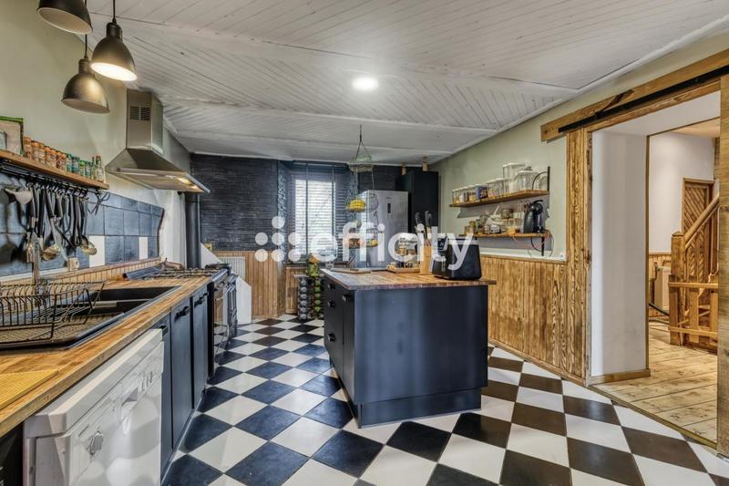 Maison - 228 m² - 9 pièces