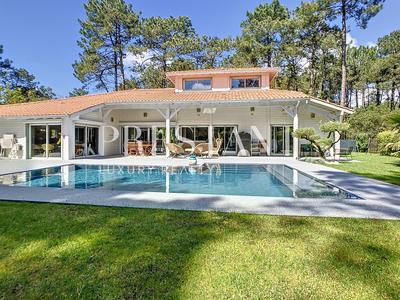 Maison - 260 m² - 10 pièces