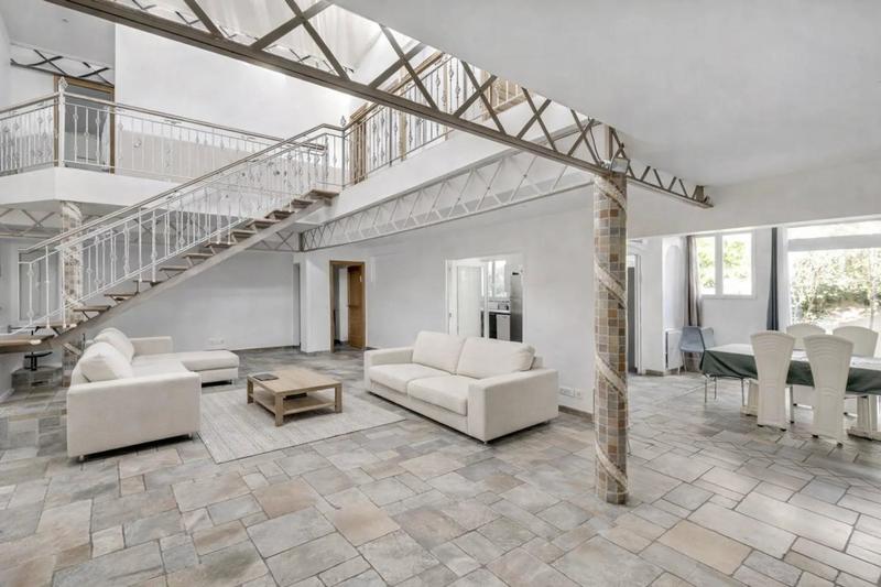 Maison - 225 m² - 7 pièces