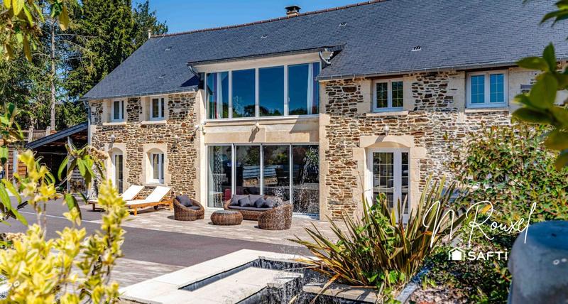 Maison - 280 m² - 12 pièces