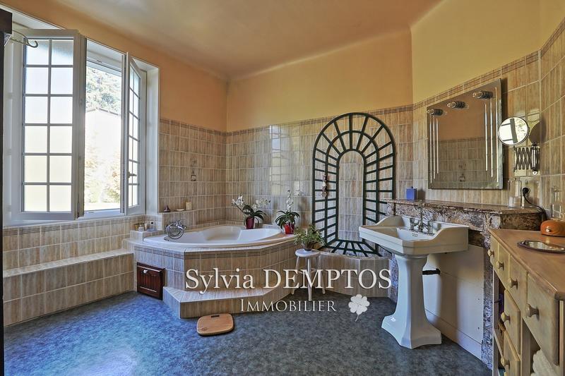 Maison - 273 m² - 12 pièces