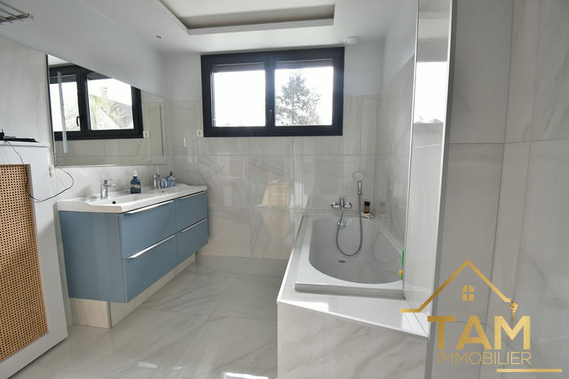 Maison - 228 m² - 8 pièces