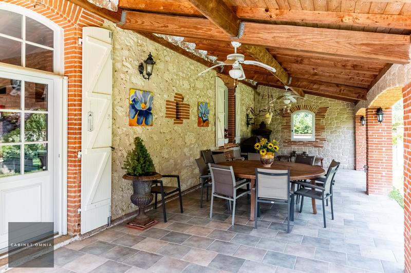 Maison - 330 m² - 11 pièces