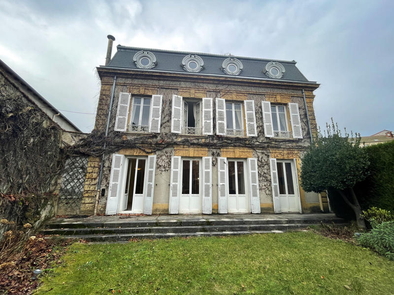 Propriété - 240 m² - 11 pièces