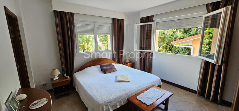 Maison - 239 m² - 9 pièces