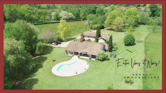 Maison - 376 m² - 9 pièces