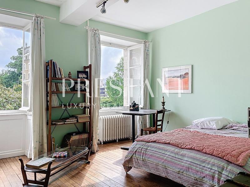 Maison - 280 m² - 9 pièces