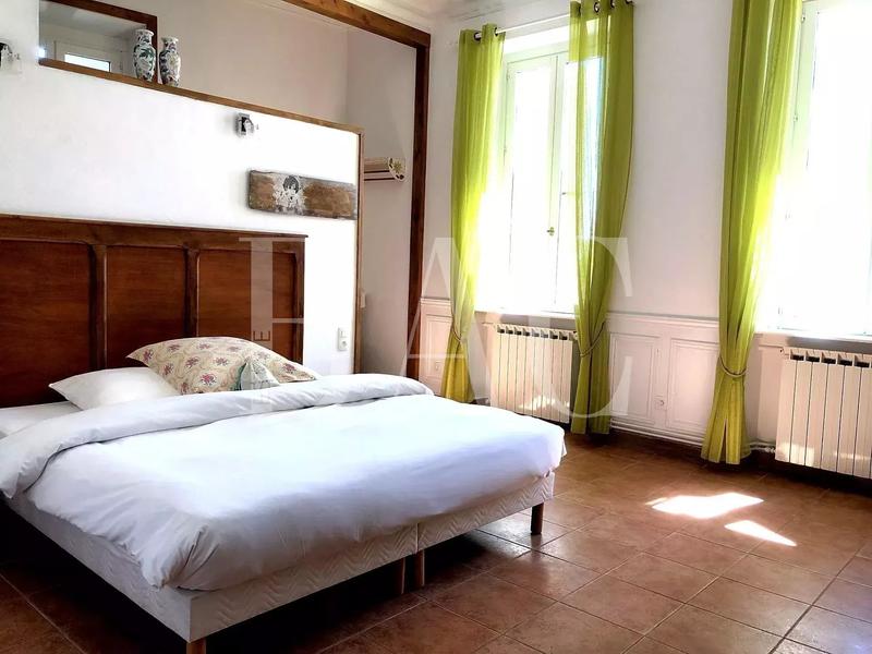 Propriété - 1 400 m² - 20 pièces