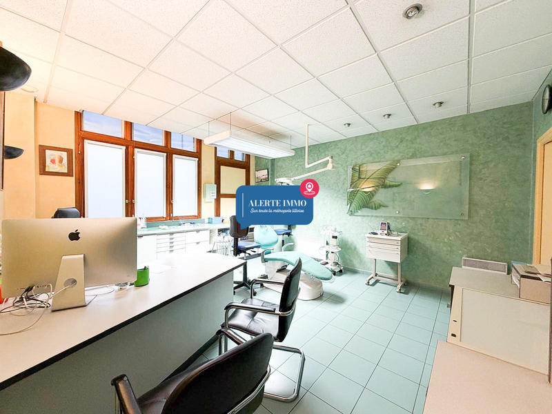 Local d'activités - 219 m² - 10 pièces